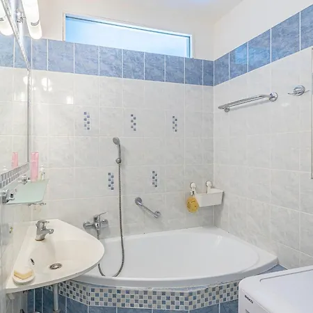 A Private In A Shared Flat - Soukromý Ve Sdíleném Bytě *